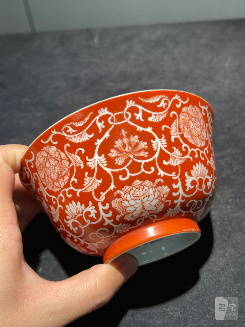 清乾隆 盖雪红缠枝莲纹碗 - 图3